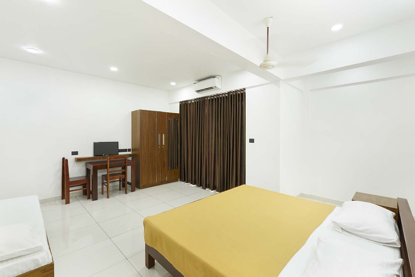 Deluxe Room - Wide View - Devi Royal Residency